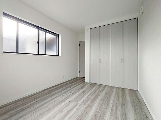 明るく広々とした子ども部屋は、遊び心をくすぐる空間です。お子様の成長を見守るのにぴったりの環境です。