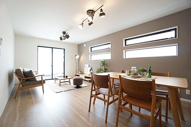 【同仕様写真／リビング（ハイサイドライト）】外からの視線を遮りつつ、自然光を室内に取り込むハイサイドライトを採用したリビング。効率的に空気を循環させることができるのもメリットです。