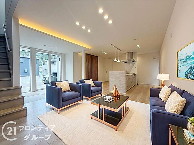 【家具設置イメージ画像】大きな窓があり、光を取り込みます。家族が集まれる広々したリビングです。