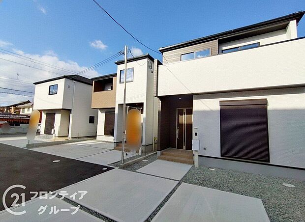 シンプルで洗練された外観が、住む人のセンスを引き立て、日々の生活に彩りを添える新築戸建てです