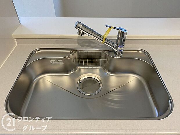 【その他設備】広々としたシンクで、洗い物もスムーズに行えます。使いやすいデザインで、キッチン作業が快適になります!