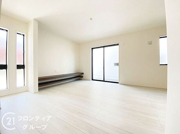 【リビング】リビングのフローリング材には、木目や色調など木材特有の風合いがあり、ナチュラルな美しさで、日々の生活に温もりを与えてくれます。