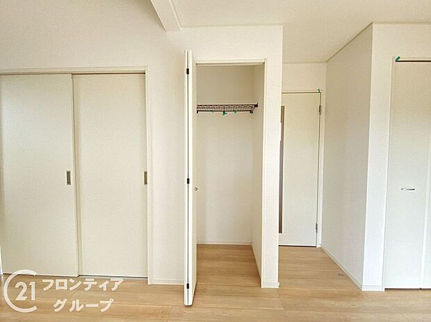 【収納】毎日の片付けがスムーズになる、使いやすい収納です。収納スペースが豊富にあるため、日常の物を効率よく整理整頓できます。片付けが楽しくなる工夫が満載で、快適な生活を実現します。