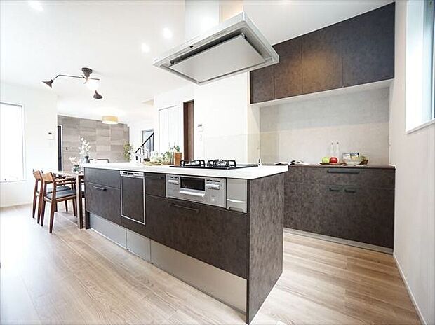 【同仕様画像　（キッチン）】【施工例／キッチン】おしゃれなアイランドキッチン♪動線スムーズで家事がはかどります。水栓はデザイン性も高く使い勝手の良いと人気のグースネック型を採用。