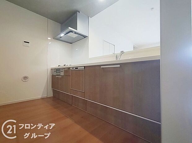 【キッチン】対面式キッチンで、ご家族とお話しながらお料理ができる楽しい空間です