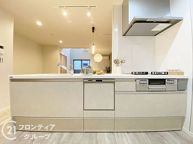 広々としたカウンタートップと充実した収納スペースが、効率的な作業をサポートします。