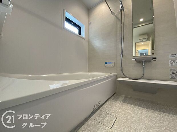 心地よいバスタイムを楽しめる、広々としたバスルームです。快適な空間で、日々の疲れを癒す贅沢な時間を提供します。