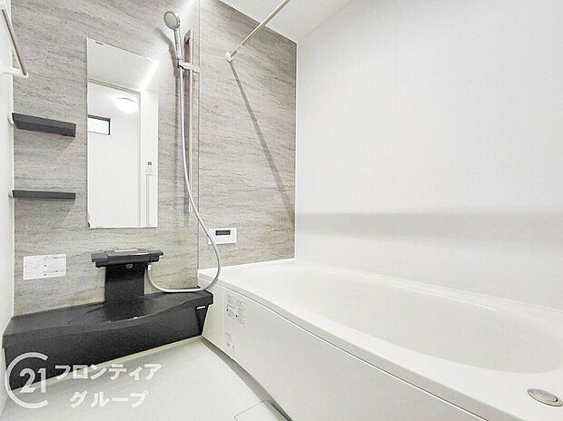 広々としたバスルームで、心地よいリラックスタイムを楽しめます。快適な空間で、日々の疲れを癒す贅沢な時間を提供します。