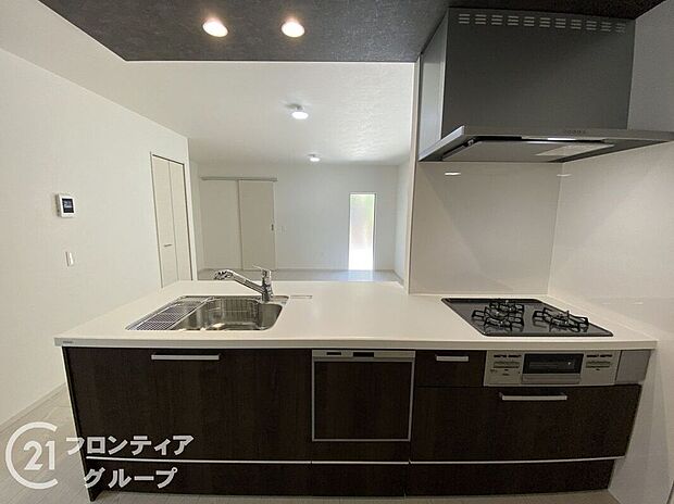 3口コンロ付きのキッチンは、調理の効率が良く、同時に多くの料理を作れる便利で機能的な空間です