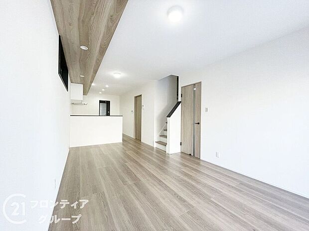 広々16帖のリビングです。家具を置いても広々としており、快適にお住まいいただけます。