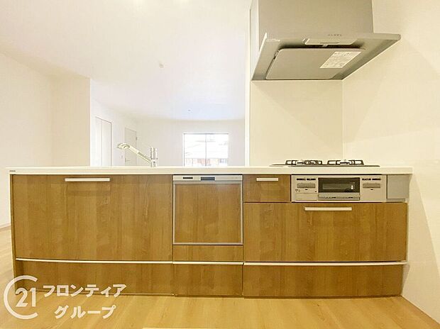 キッチンから部屋中が見守れるので、小さなお子様がいるご家庭でも安心です。シンプル×ナチュラルな温かい空間は、どんなスタイルの家具も合わせやすいお部屋です。