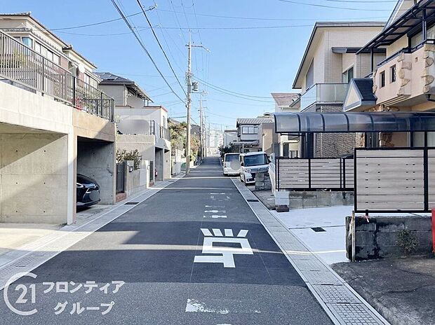 【前面道路含む外観】お家のご質問はお気軽にご相談下さい。