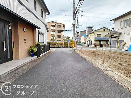 前面道路含む外観