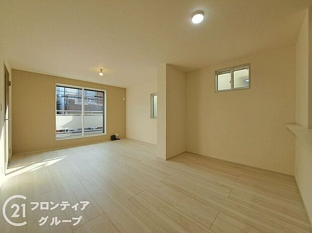 LDKには大きな窓からたくさんの光が入り、明るく、開放的な空間を演出してくれます。お友達が遊びに来た時も自慢のリビングになりますね!