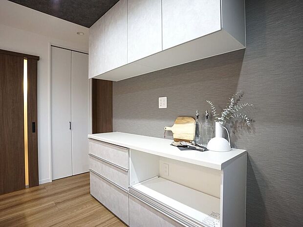 【施工例/カップボード】カップボードは縦に収納スペースを確保できるため、限られたキッチンの床面積を有効に使えます。壁付けの収納なので、食器棚のように地震の際に倒れる心配もありませんね。