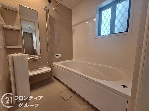 広々としたバスルームで、心地よいリラックスタイムを楽しめます。快適な空間で、日々の疲れを癒す贅沢な時間を提供します。