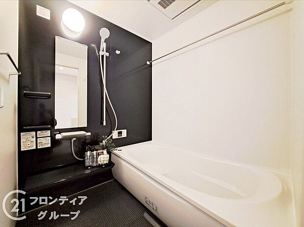 機能的なバスルームで、快適な生活を実現します。清潔感あふれる空間で、毎日の疲れを癒すリフレッシュタイムを提供します。