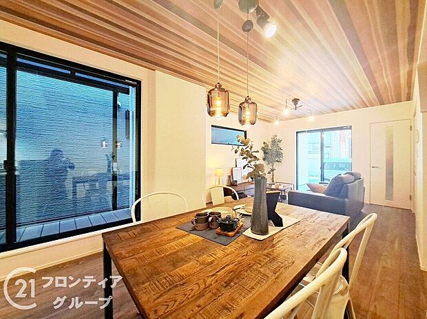 木目調のフローリングは温かみがあり、カウンターキッチンからお部屋の様子を見ながらお料理できますね