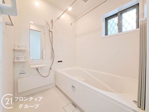 追い焚き機能付き浴室。いつでも温かいお風呂に入浴でき、一日の疲れも取れますね。窓があるのでこまめに湿気を換気ができます。