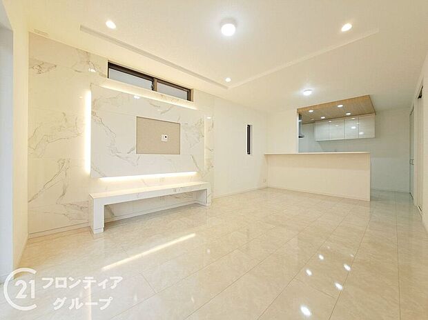 広々16.5帖のリビングです。家具を置いても広々としており、快適にお住まいいただけます。