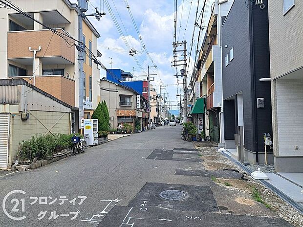 【前面道路含む外観】前道が整備されており、快適なアクセスを実現します。交通量の少ない環境で、静かに暮らせる住まいです。