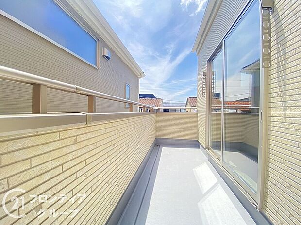 【バルコニー】日当たりの良いバルコニーは、お洗濯が多いときも安心!たくさん干してもカラっと乾きそうです!