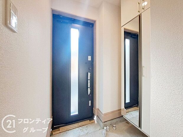 【玄関】玄関ではタイルを採用しており、お掃除楽々!特にお子さまがたくさんの砂を持って帰ってきても安心ですね!