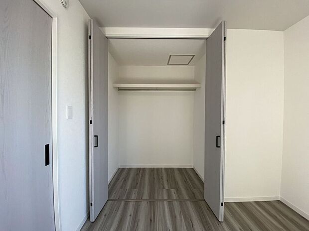 【収納】毎日の片付けがスムーズになる、使いやすい収納です。収納スペースが豊富にあるため、日常の物を効率よく整理整頓できます。片付けが楽しくなる工夫が満載で、快適な生活を実現します。