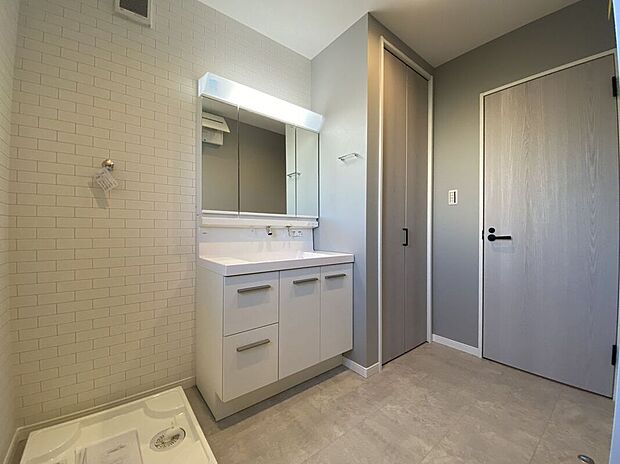 【洗面】毎日の身支度を整えるための重要なスペースです。広々としたカウンターと収納スペースがあり、使いやすさを重視しています。