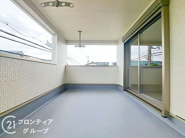 【バルコニー】日当たりの良いバルコニーは、お洗濯が多いときも安心。たくさん干してもカラっと乾きそうです!