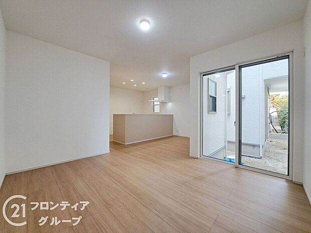 【リビング】フローリングにはキズの付きにくい特殊塗装を採用し、内装やドアの仕上げは、堂々とした木目で、木の温もりを感じながらお過ごしいただけますね。