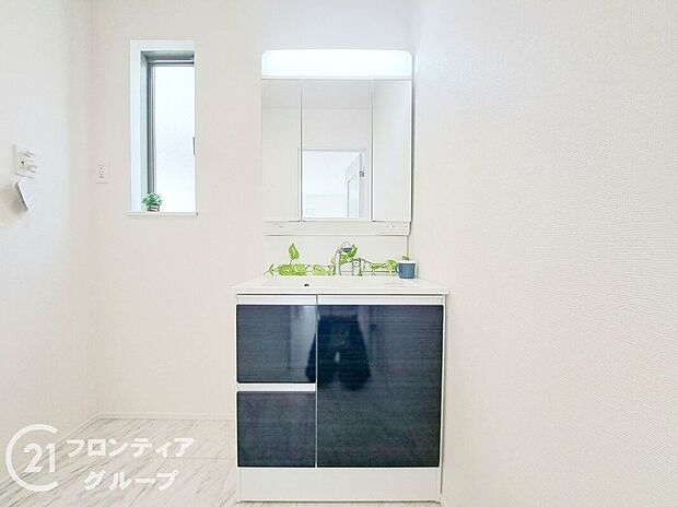 【その他設備】設定した温度に自動でおふろを沸かしてくれるオートバスリモコン!追炊き機能も付いているので、入浴しながら温度調節可能