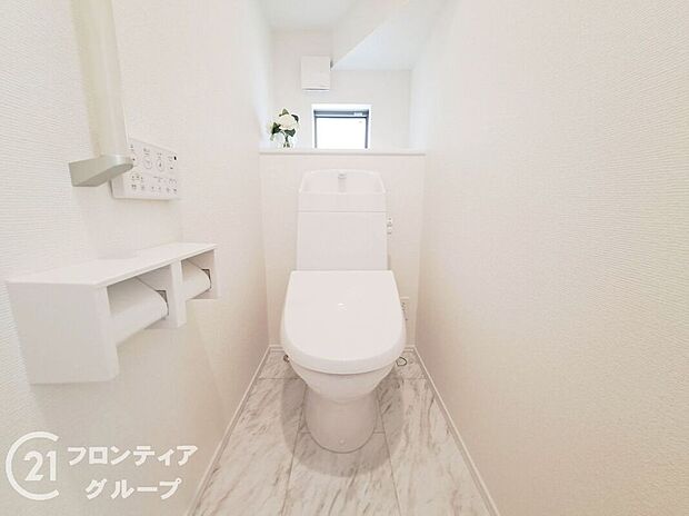 【キッチン】人工大理石カウンタートップ・ガラストップコンロを採用しており、お掃除ラクラク。浄水器付きハンドシャワー水栓など、奥様に嬉しい機能がたくさん!