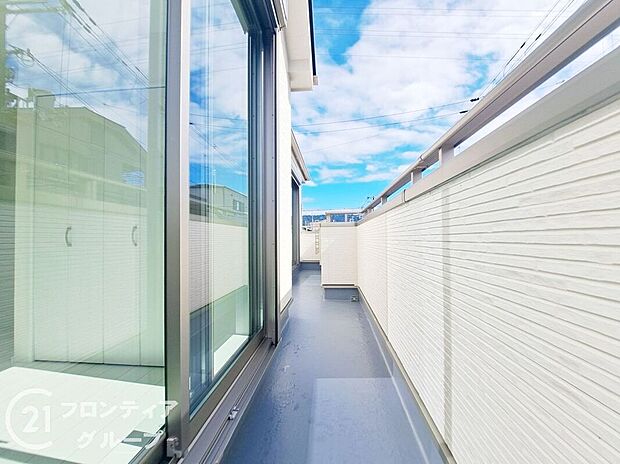 【バス】保温効果のある浴槽を採用しており、温かいお湯が長続き!1坪以上の広々とした空間なので、親子入浴や半身浴などに向いた浴室です!