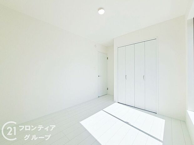 【リビング】ナチュラルな色合いとはっきりとした木目で、木の温もりを感じながら過ごせる広々としたリビングです。お好きなインテリアでお気に入りの空間を作り出せますね。