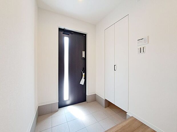 【玄関】玄関は収納も多くすっきりとした印象を与えます。色味もお家全体のテイストが反映されておりおしゃれです。