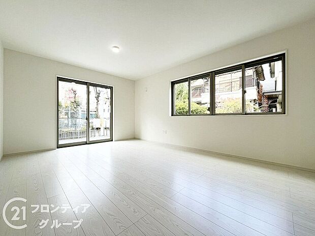 リビングは、シンプルでありながらも高級感のあるデザインです。快適な暮らしをサポートします。