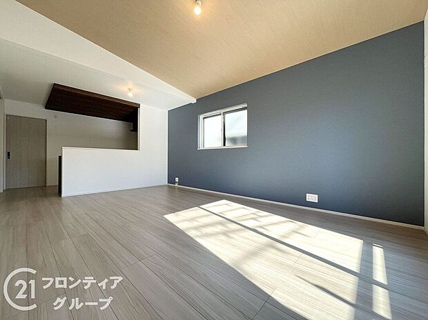 アクセントクロスのリビングは、おしゃれで個性的な空間を演出し、居心地の良さを高めます!