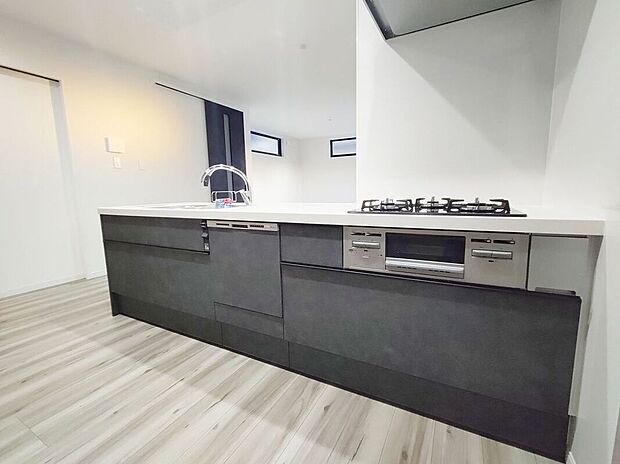 キッチンは標準で食器洗浄乾燥機が付いています。床材やクロスのお色もスタイルに合わせてセレクトさせていただきます