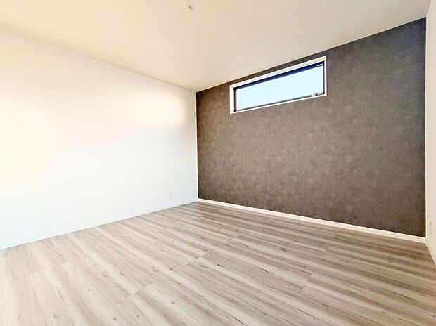 明るい日差しが差し込む洋室は、リラックスできる空間です。広々としたスペースで、家具の配置も自由自在です。