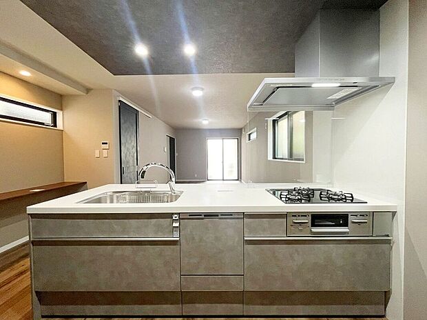 【キッチン】<キッチン>ゆったりとした広さのあるキッチンです。ご夫婦で一緒に並んで洗い物できる大きさです。大きなパントリー&食洗機があるのも嬉しいですね。水栓は使い勝手の良いグースネックを採用しています。