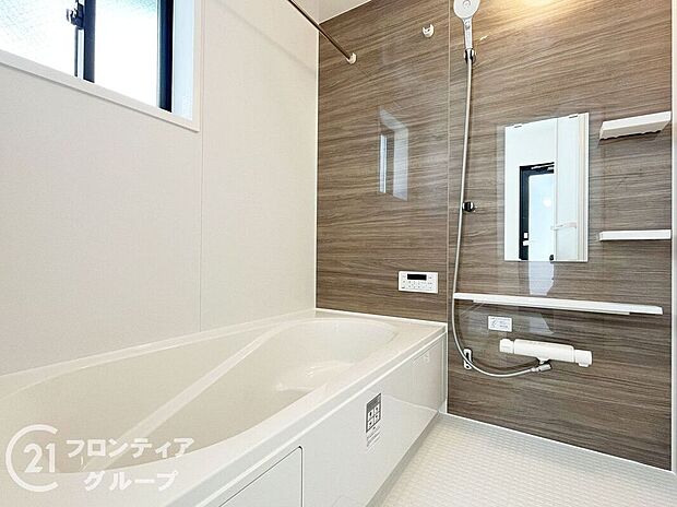 【バス】ゆったりと脚を延ばして、1日の疲れを癒せます。窓があるのでこまめに換気ができ、清潔感を保てます。落ち着いた色合いは、心を穏やかにし、リラックスタイムをより豊かにします。