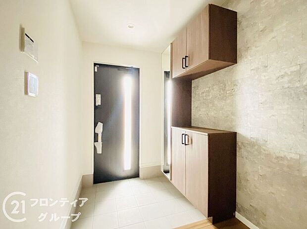 【玄関】ドアや窓に設置するセンサーつき。開け閉めを自動で検知し知らせてくれるため自宅の防犯に一役買ってくれます。