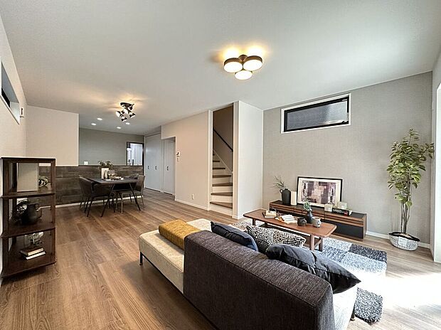 【同仕様画像 (リビング)】【施工例/リビング(リビング階段)】家族が自然と顔を合わせる機会が増えるリビング階段。玄関ホールや廊下を省略できるため、家の中のスペースの有効活用にもなります。