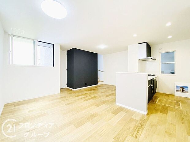 広々16帖のリビングです。家具を置いても広々としており、快適にお住まいいただけます。