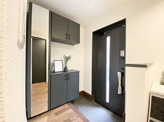 【玄関】広い玄関で忙しい朝も混み合いません