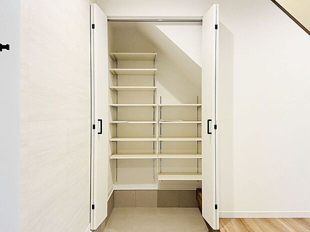 【収納】シューズインクローゼットを備えた玄関は、収納力が高く、家族の靴が多くても安心。空間を広々使えるのが魅力です。