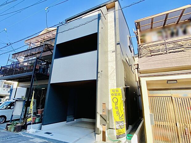 【外観】シンプルで品のあるデザインの外観は、時間が経っても飽きのこないスタイル。清潔感と落ち着きがあり、周囲との調和を大切にしています。