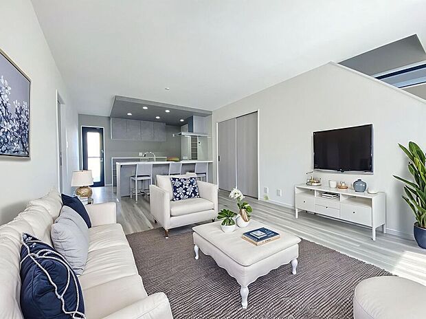 【家具設置イメージ画像】明るく開放的なリビングです。広々とした大きさですよ。一家団らんの空間として快適にお過ごしいただけます。