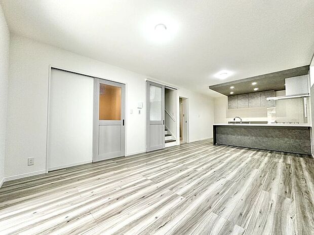 リビングは、シンプルでありながらも高級感のあるデザインです。快適な暮らしをサポートします。